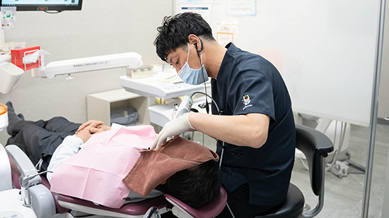 治療を行う細谷先生